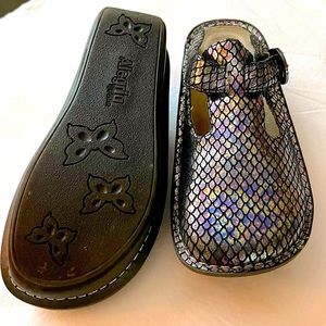 EC.Algeria snakeskin patten w/ adjustable button. Classic mule .